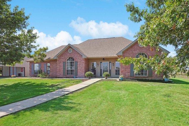 view of front of property featuring a front lawn