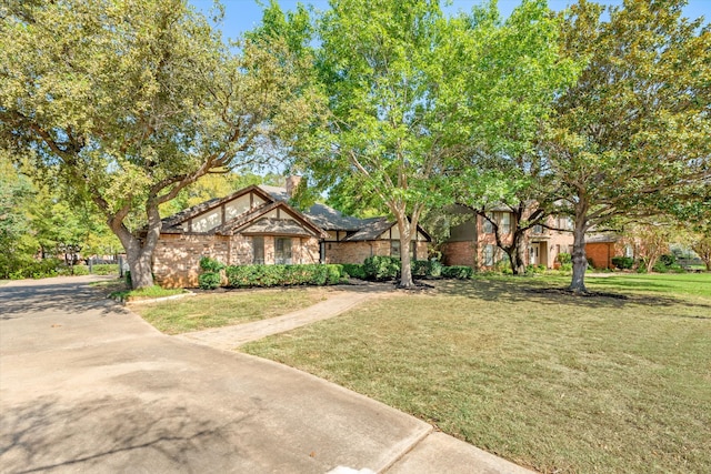 view of front facade featuring a front yard