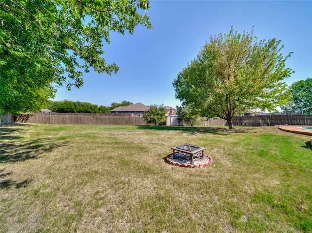 view of yard featuring an outdoor fire pit