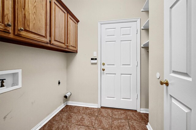 interior space with ceiling fan, carpet floors, and crown molding