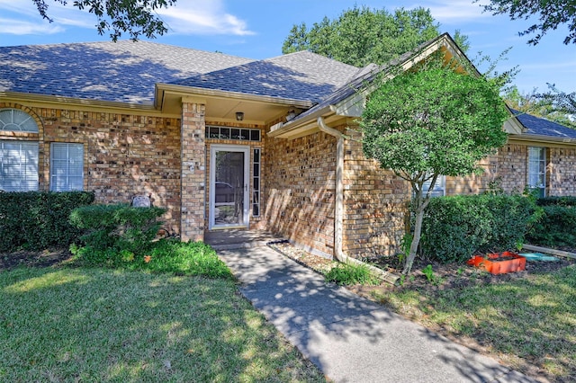 view of front of property featuring a front yard