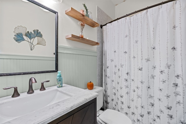 bathroom with a shower with curtain, vanity, and toilet