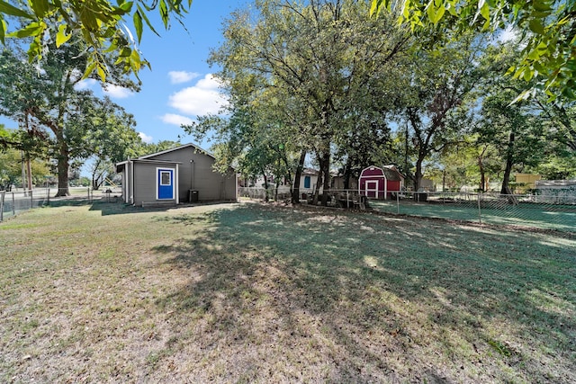 view of yard with a storage unit