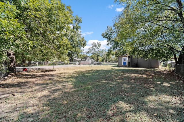 view of yard featuring a shed