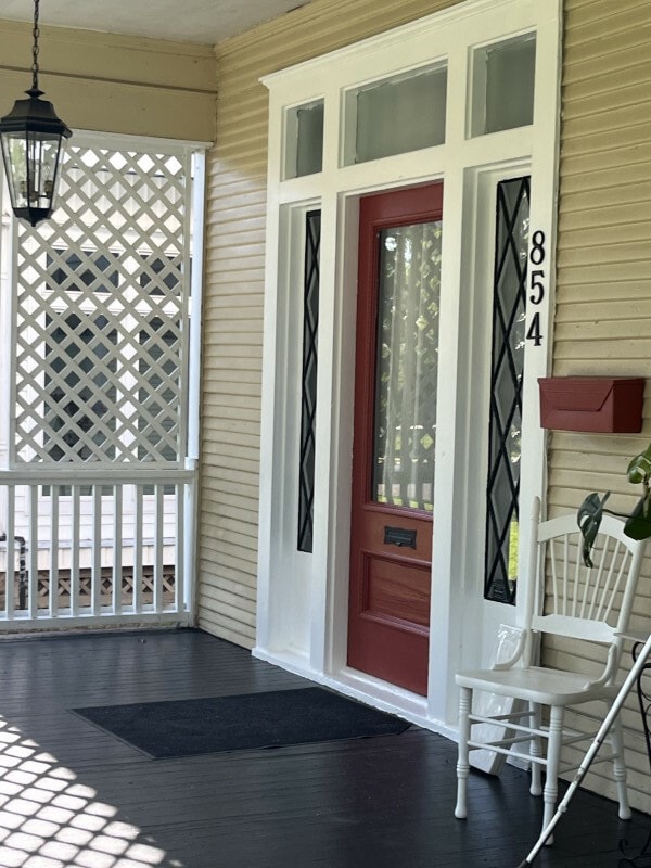 entrance to property featuring a porch