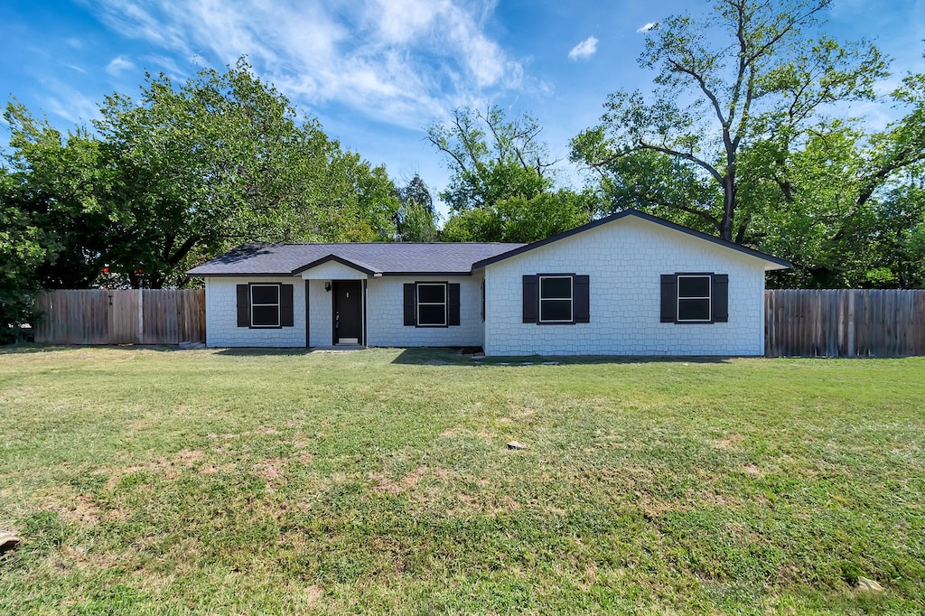 ranch-style home featuring a front yard