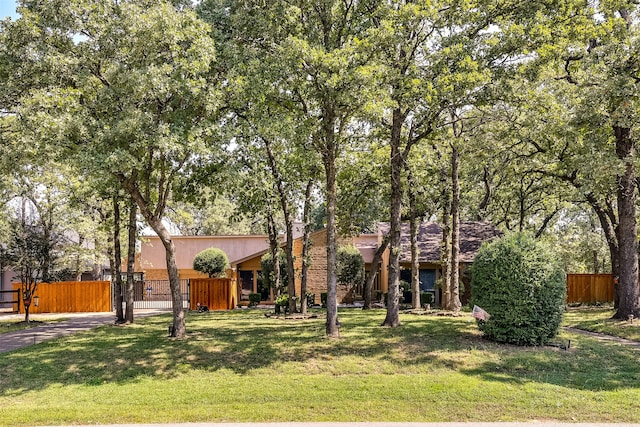 single story home with a front lawn