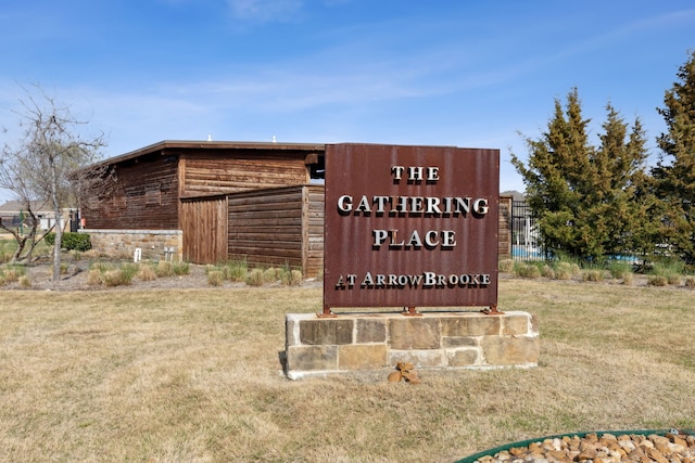 community / neighborhood sign featuring a lawn