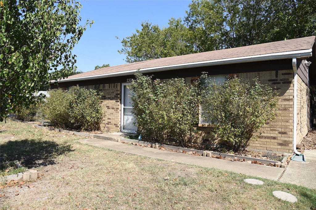 view of front of house with a front yard