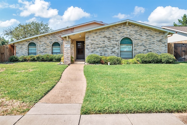 view of front of property featuring a front lawn