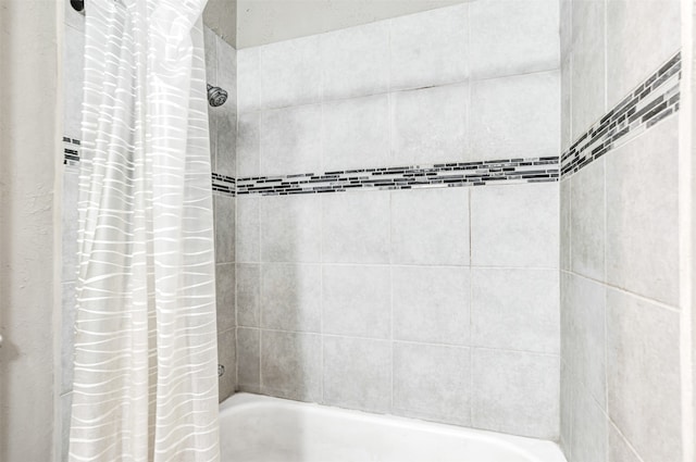 bathroom with shower / bath combo