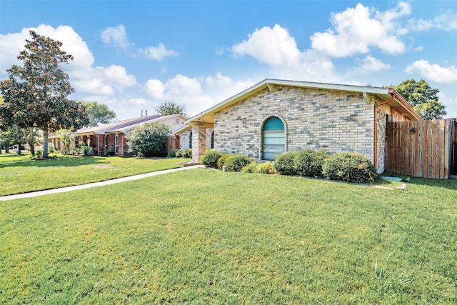 single story home with a front lawn