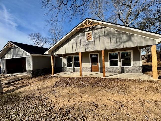 view of front of house with a porch and a garage