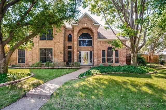 view of front of property featuring a front lawn