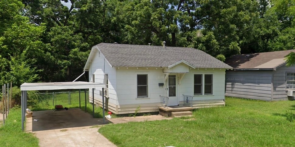 view of front facade featuring a front lawn