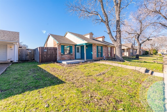 single story home with a front lawn