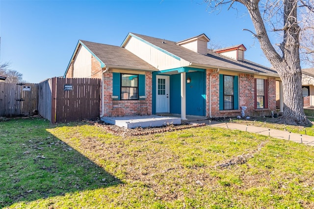 single story home featuring a porch and a front yard