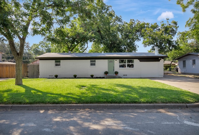 single story home with a front lawn