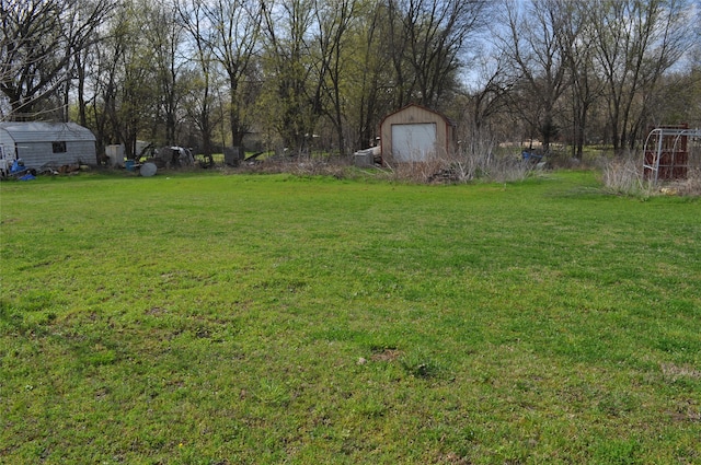 view of yard featuring an outbuilding