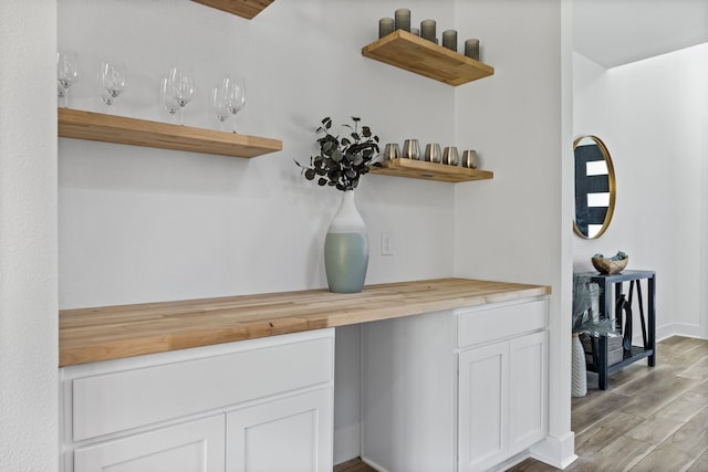 details featuring bar area and hardwood / wood-style floors