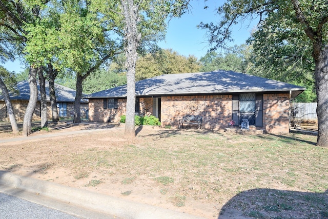 ranch-style house featuring a front yard