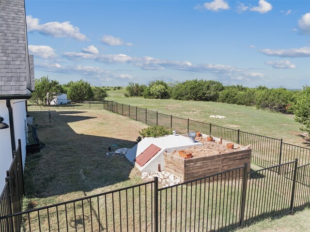 view of yard featuring a rural view