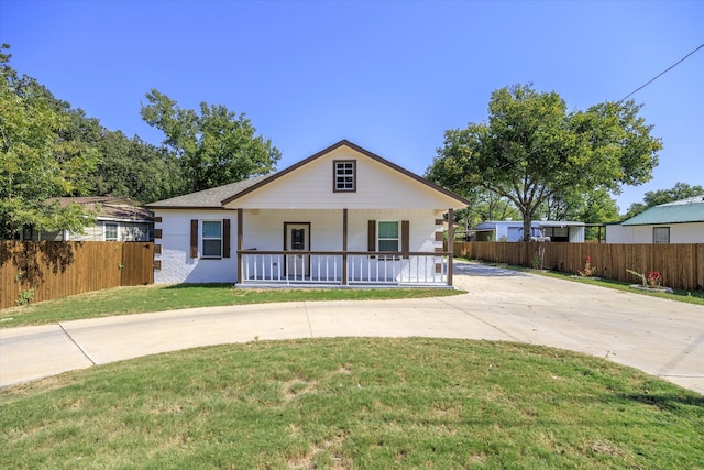 view of front of property featuring a porch and a front lawn