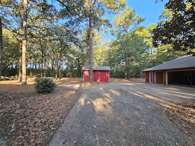 view of yard featuring an outbuilding