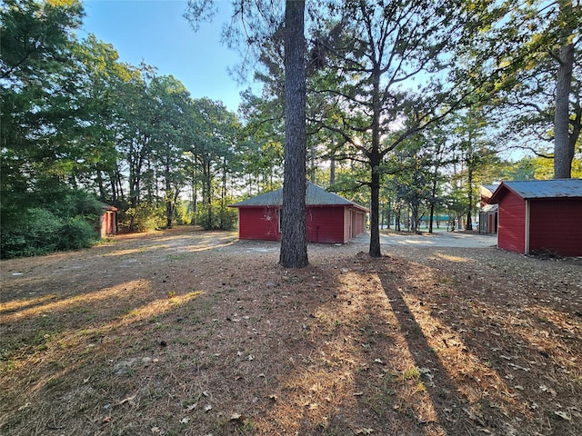 view of yard featuring an outbuilding