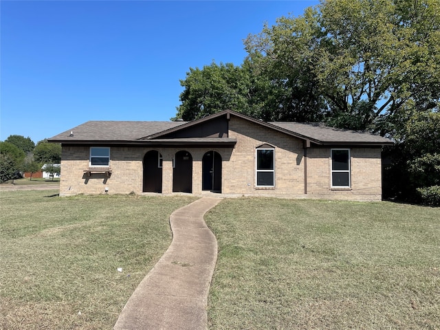 view of front of house featuring a front lawn