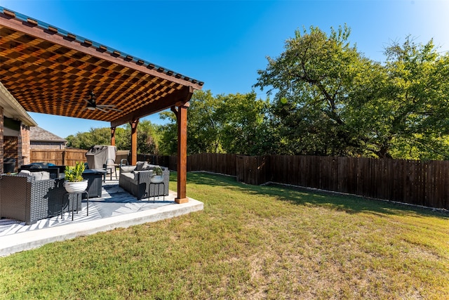 view of yard featuring outdoor lounge area, a pergola, ceiling fan, and a patio area