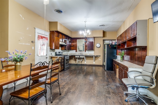 kitchen featuring sink, kitchen peninsula, stainless steel appliances, an inviting chandelier, and dark hardwood / wood-style flooring