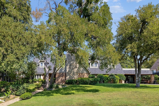 view of front facade featuring a front yard