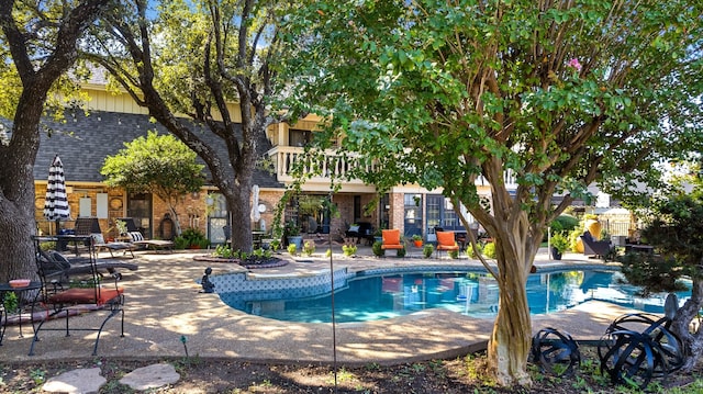 view of swimming pool featuring a patio