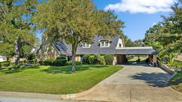 view of front facade featuring a carport and a front lawn