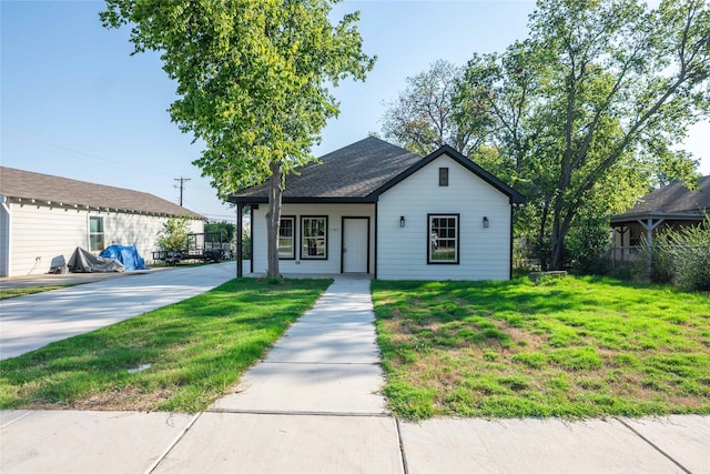 view of front of property featuring a front yard