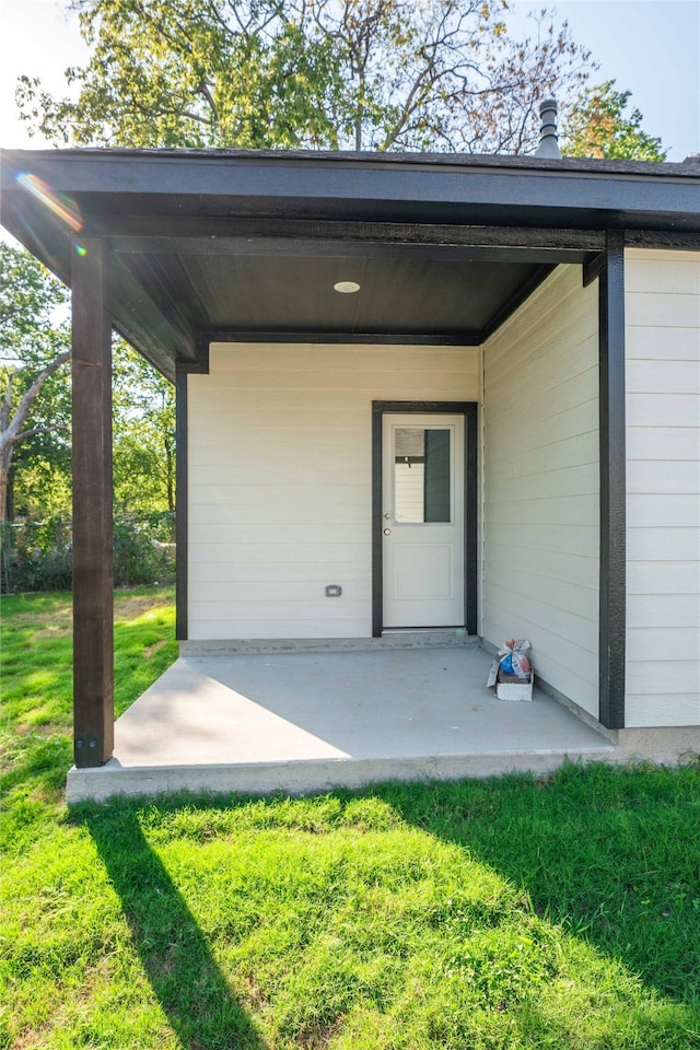 property entrance featuring a yard