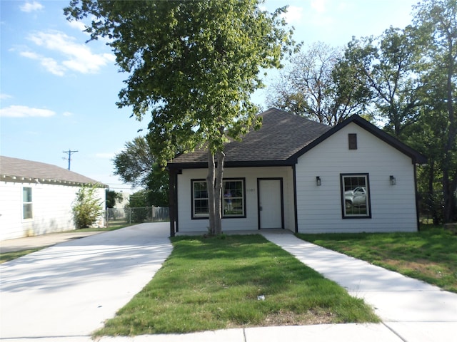 view of front facade with a front lawn