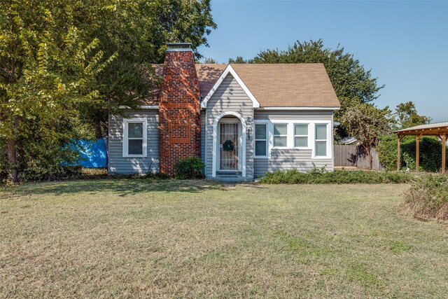 view of front facade with a front lawn