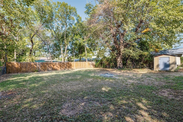 view of yard featuring a storage shed