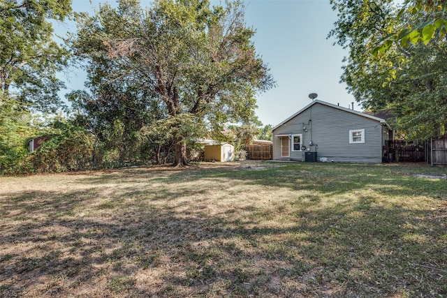 view of yard featuring a storage shed