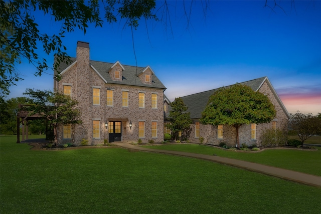 view of front facade featuring a lawn