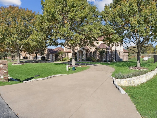 view of front of home featuring a front yard