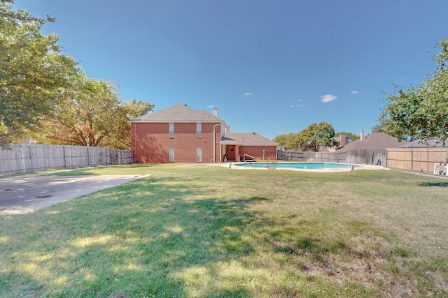 view of yard featuring a fenced in pool