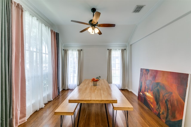 dining area featuring ceiling fan, ornamental molding, light hardwood / wood-style floors, and vaulted ceiling