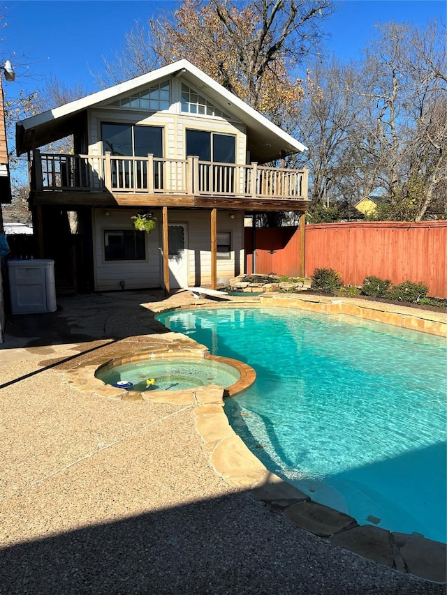 view of swimming pool featuring an in ground hot tub, a deck, and a diving board