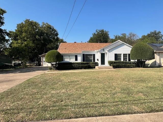 view of front of home featuring a front lawn