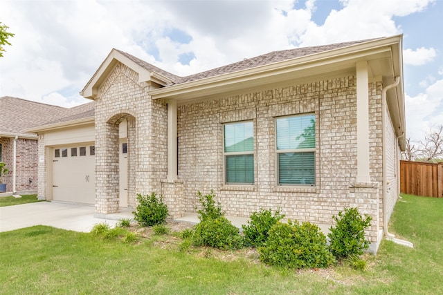 view of front facade featuring a front yard and a garage