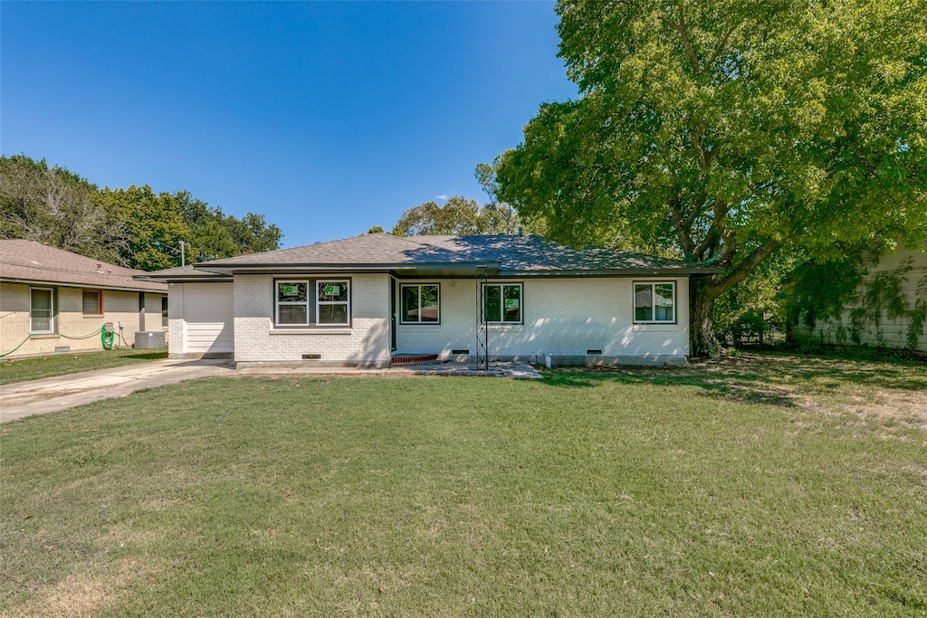 exterior space featuring a front yard