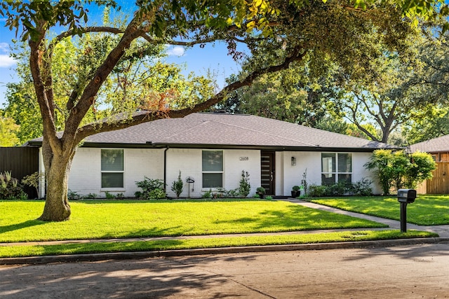 single story home featuring a front lawn